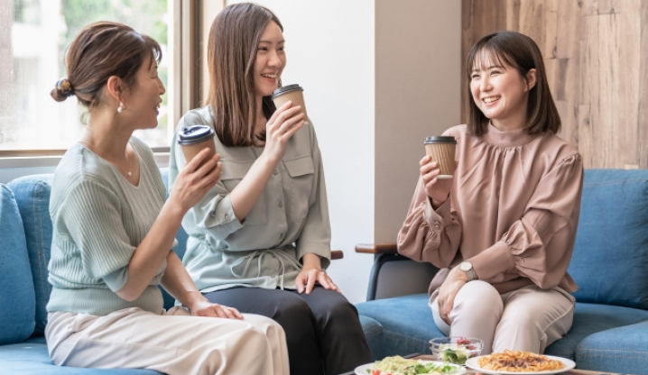 カフェで談笑する女性達